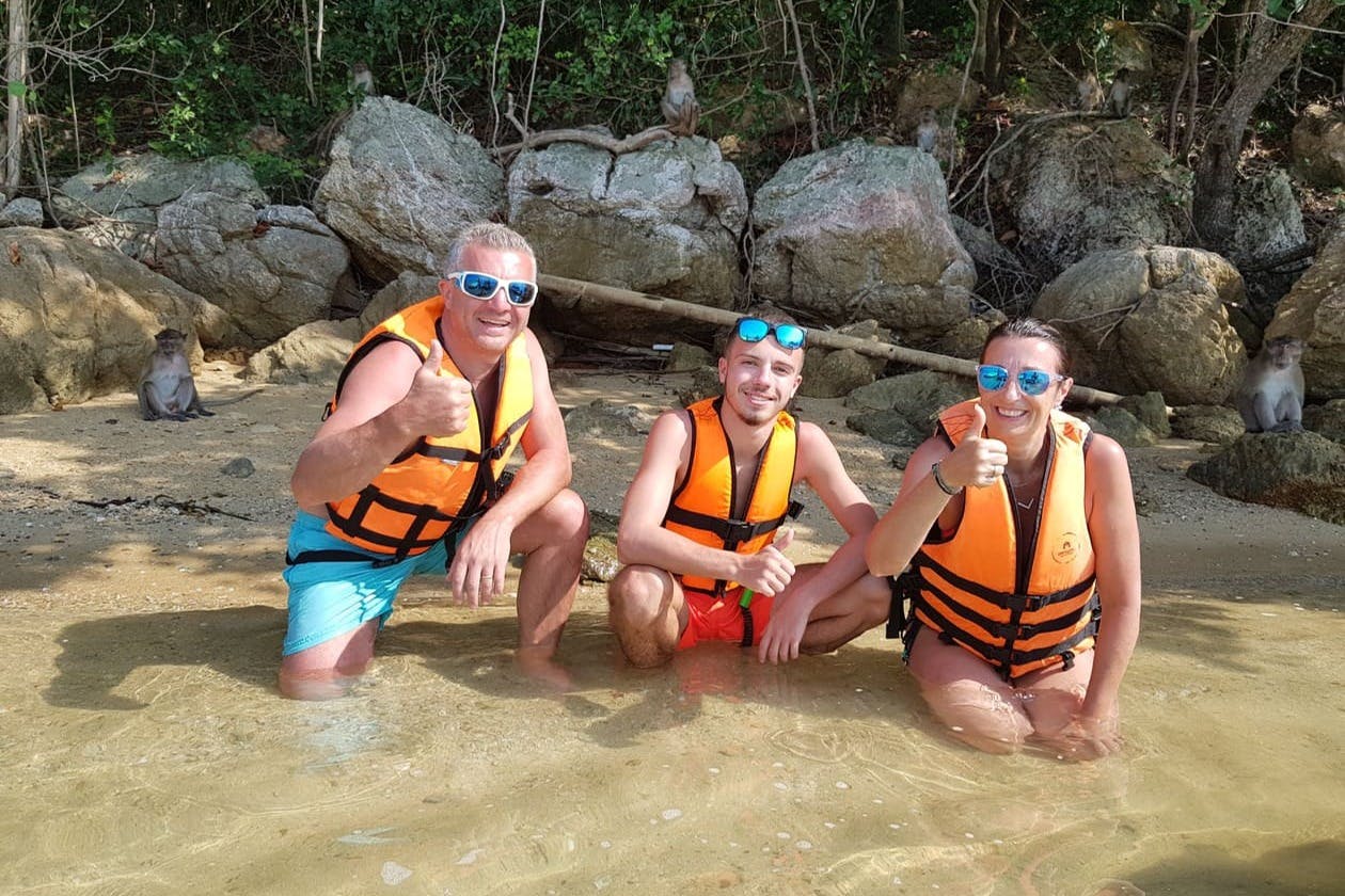 Ζήστε τη χαρά της κολύμβησης σε γαλήνια νερά μέσα σε πανέμορφα τοπία.