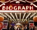 Erleuchten Sie Ihre Zeit in Chicago mit der Night Crimes Tour. Entdecken Sie, was sich im historischen Biograph Theatre abgespielt hat.