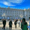 Guida turistica all'esterno del Palazzo Reale di Madrid