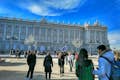 Reiseleiter an der Außenseite des Königspalastes in Madrid