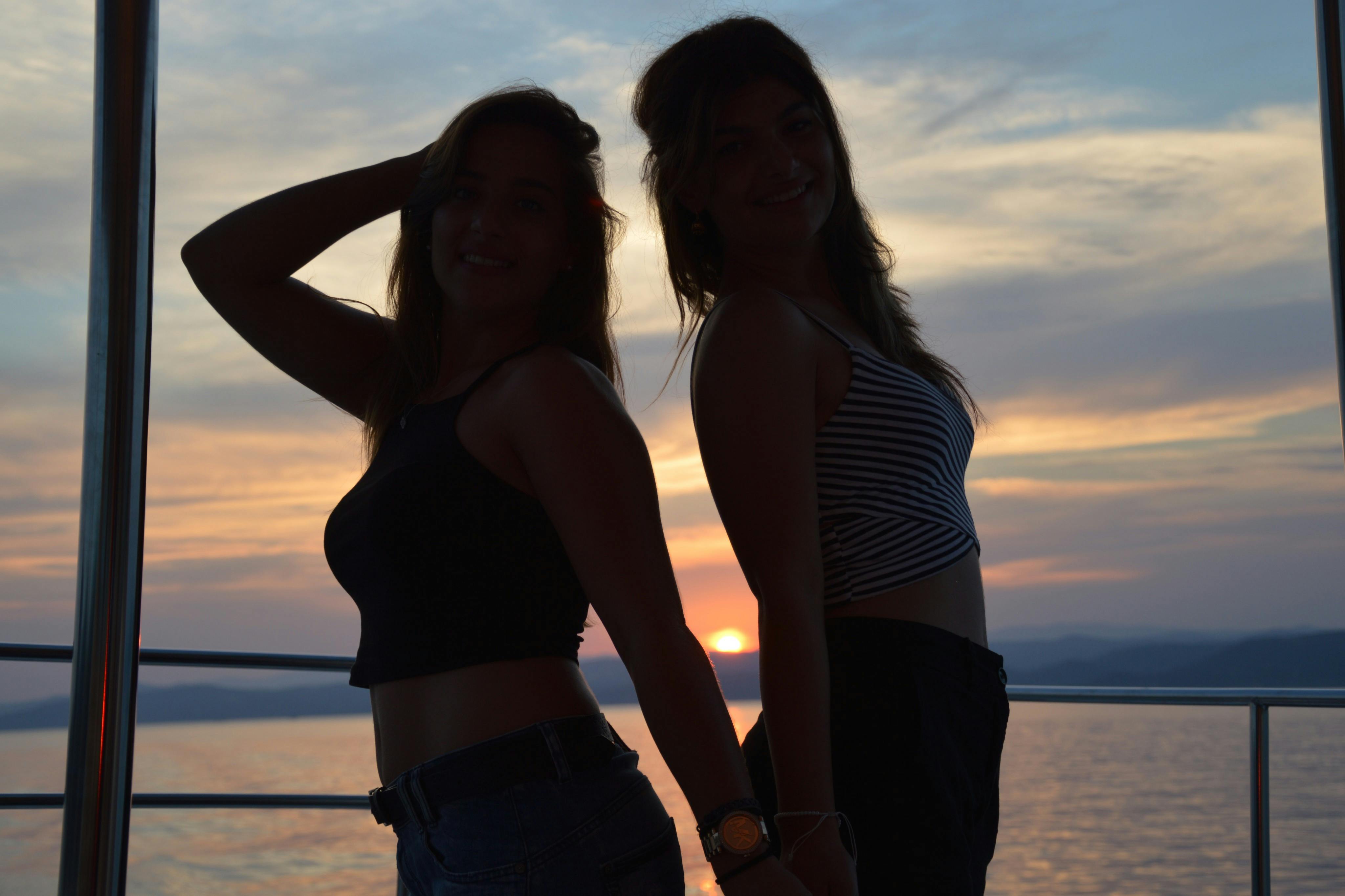 Filles lors d'une séance photo au coucher du soleil