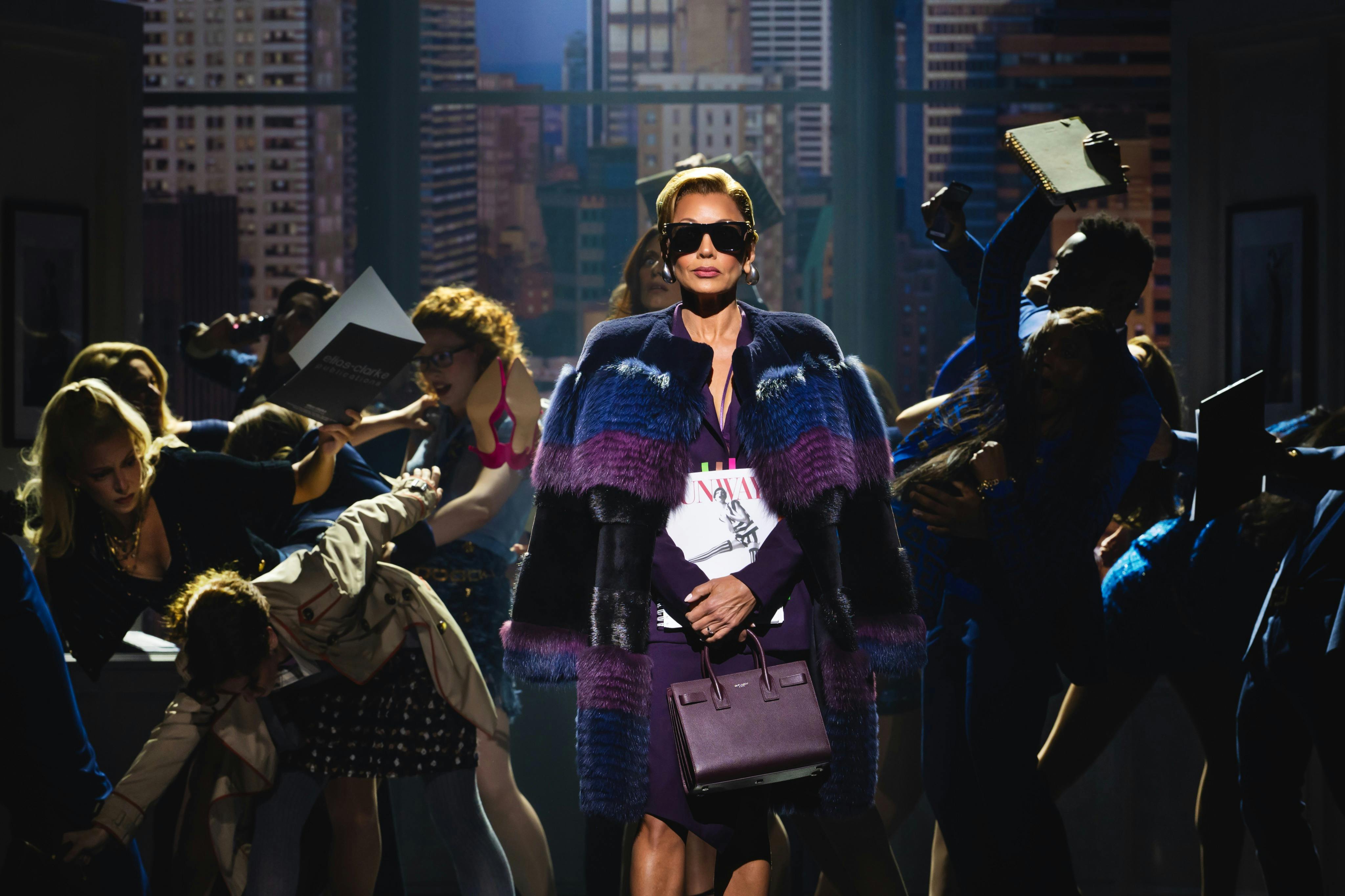 一位戴着太阳镜、穿着毛皮大衣的女士自信地站在一群混乱的人群中，手里拿着杂志和钱包，背景是城市景观。