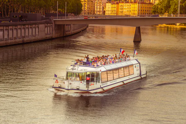Les Bateaux Lyonnais ile Saône Nehri’nde Rehberli Gezi Turu