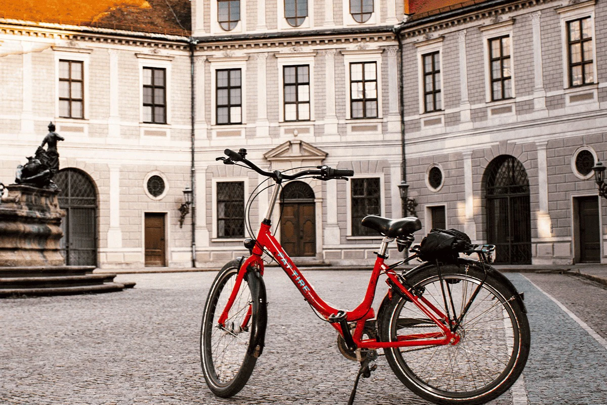 Munich: Bike or E-bike Rental