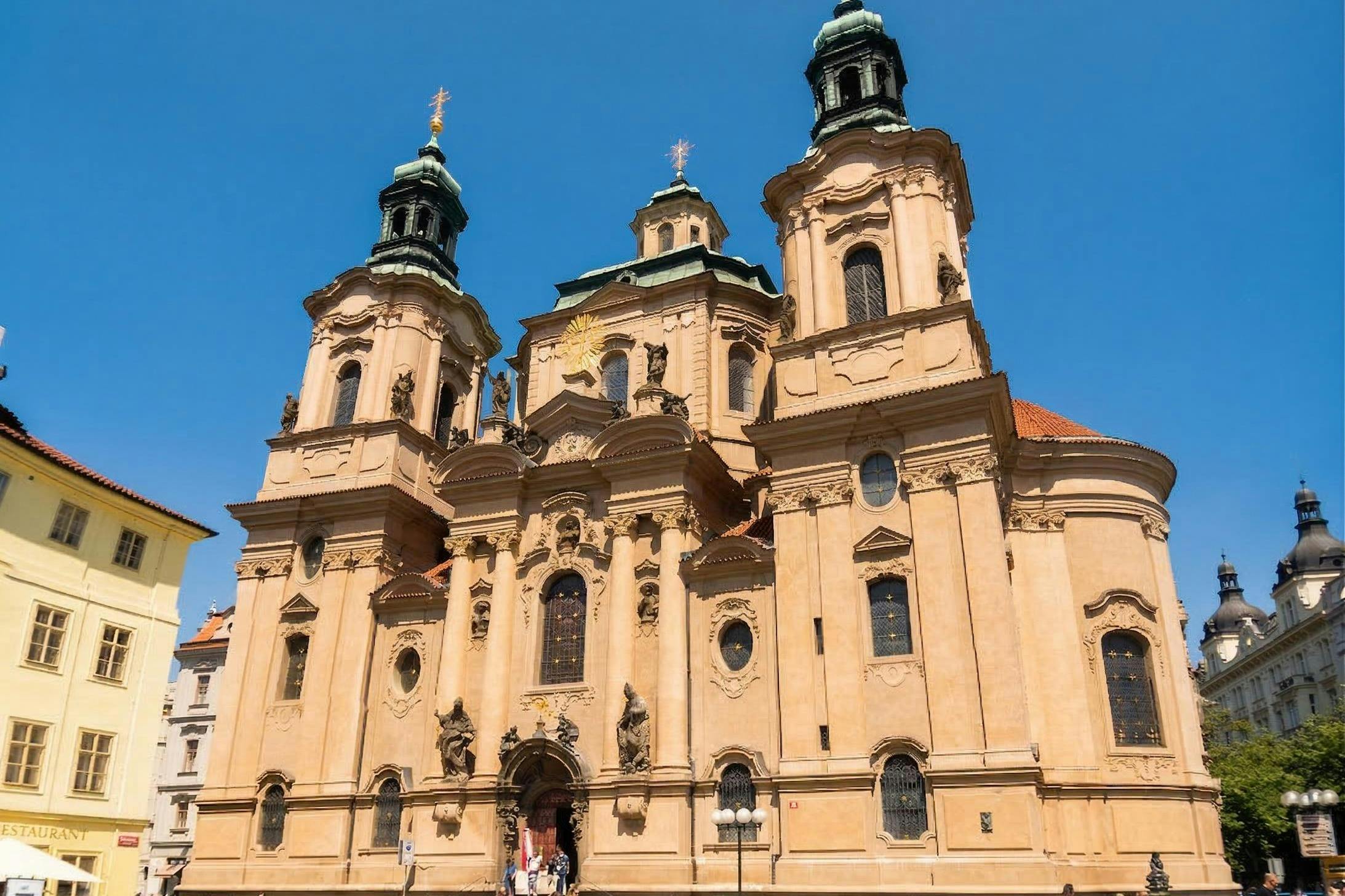 맑고 푸른 하늘 아래 화려한 디테일과 트윈 타워가 있는 바로크 양식의 교회입니다.