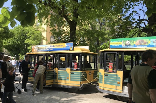 ウィーン：シェーンブルン宮殿とシェーンブルン動物園片道バス乗り換え(即日発券)