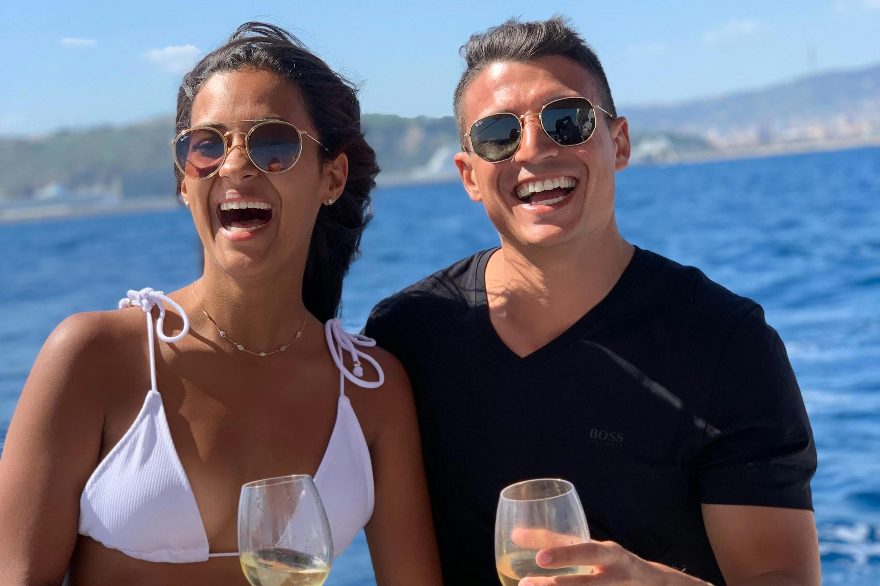 Des visages heureux. Rejoignez-nous pour une croisière mémorable.