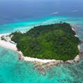 Bamboo Island, een ongerept eiland met witte zandstranden en turquoise water.