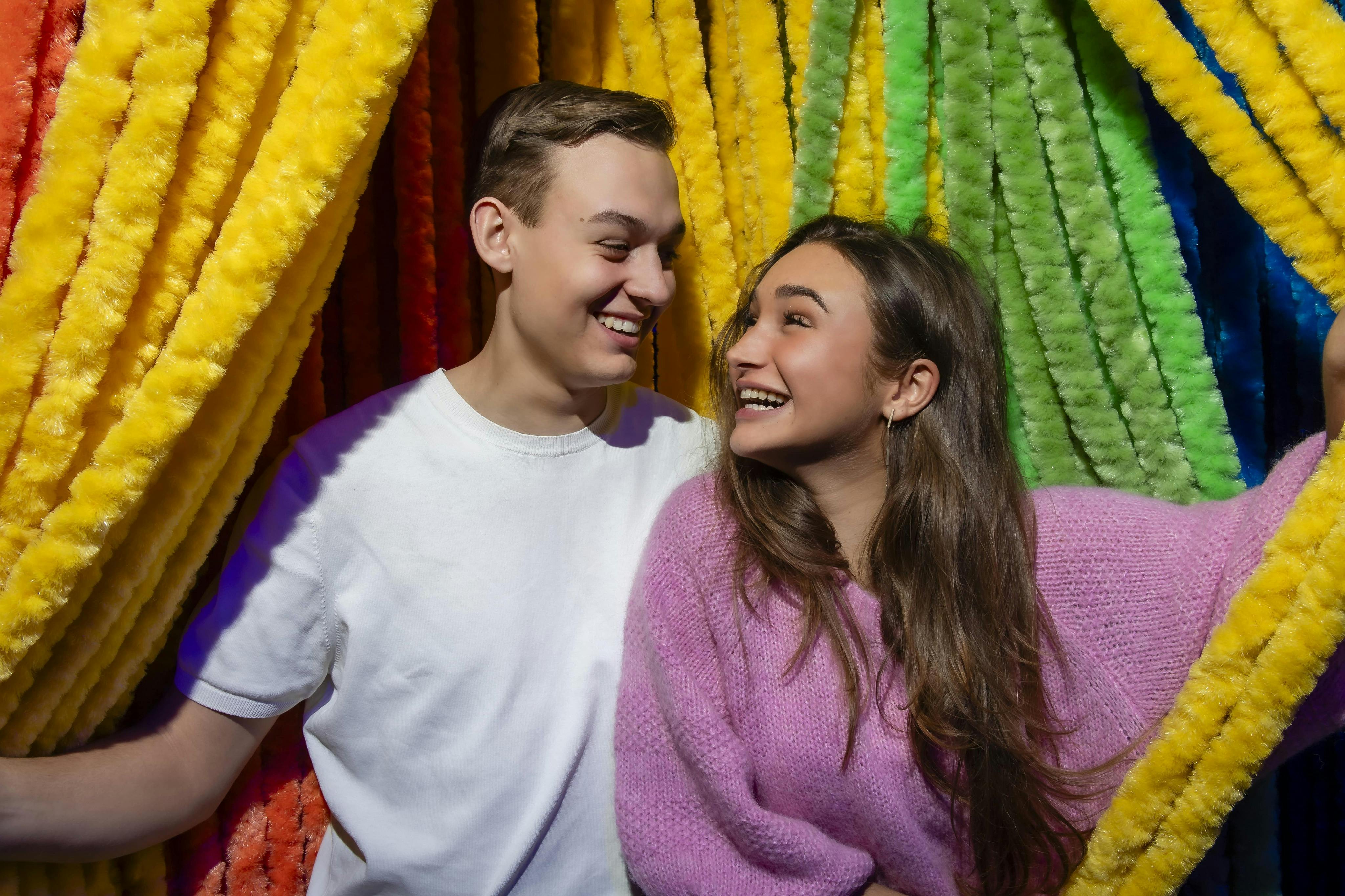 웃고 있는 커플