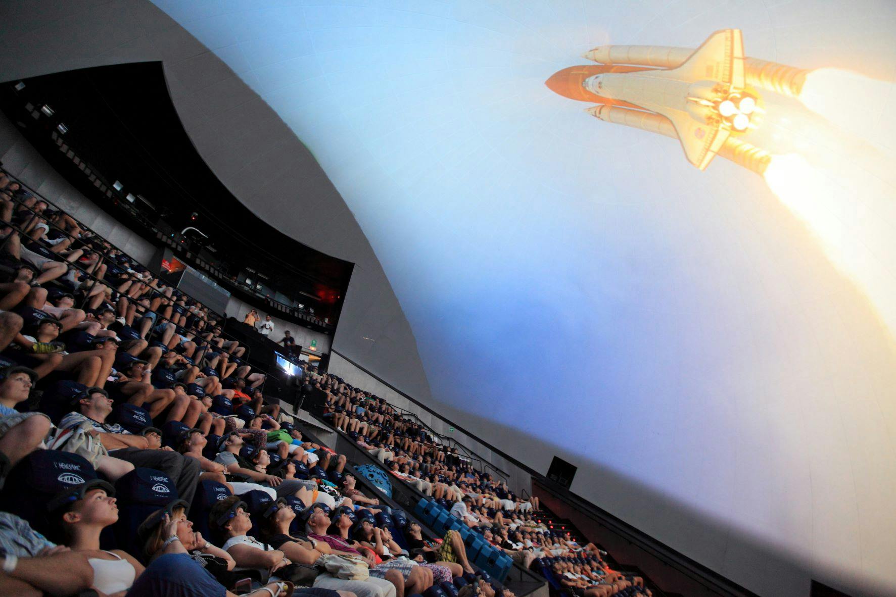 Bild von Menschen, die eine Vorführung genießen