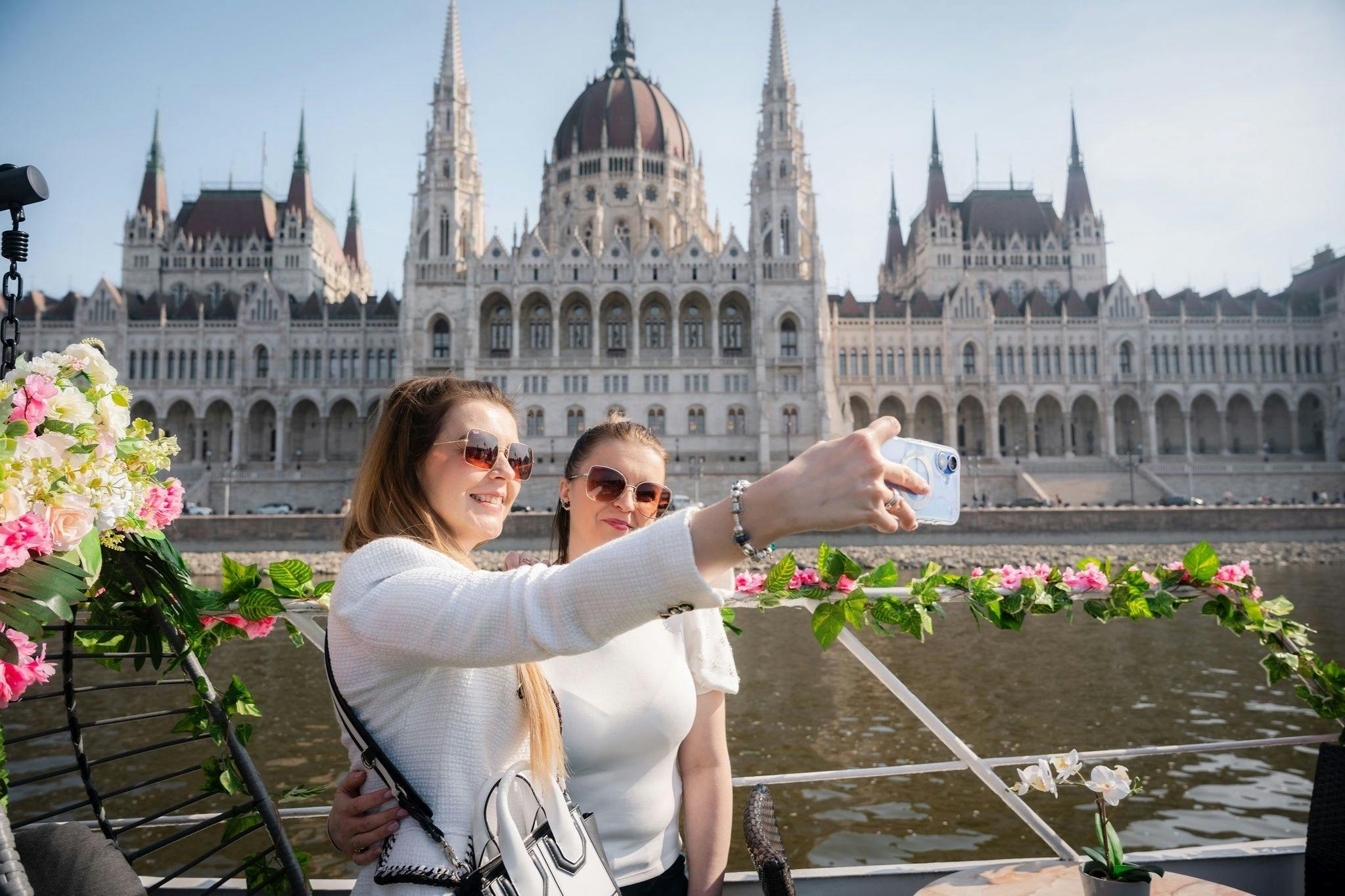 Budapest: Hop-on Hop-off Sightseeing Cruise + Audio Guide + 1 Drink 2