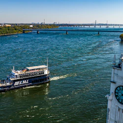 Montréal: Sightseeing River Cruise + AURA Experience at Notre-Dame 5