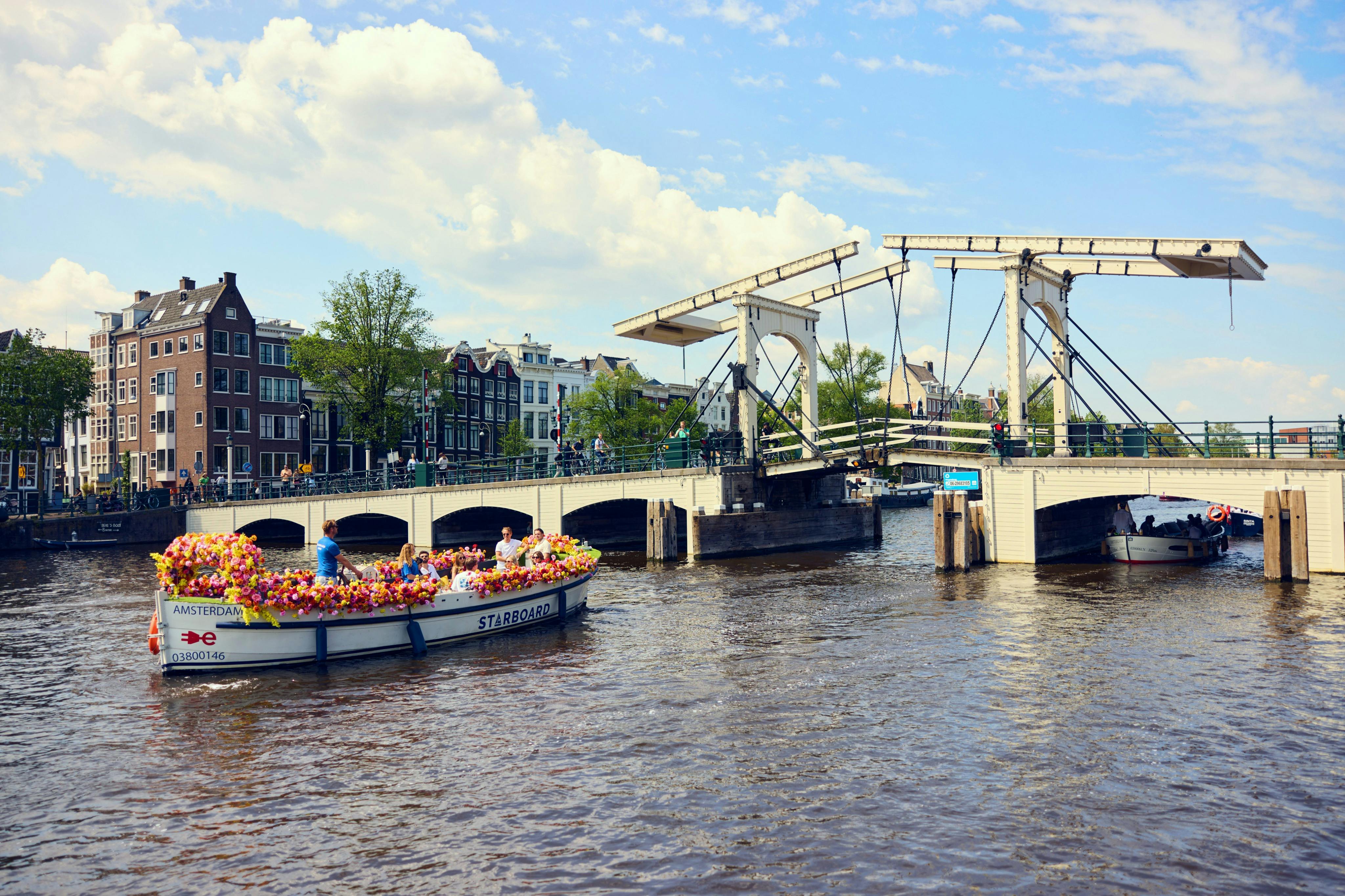 플라워 보트 타고 즐기는 운하 크루즈