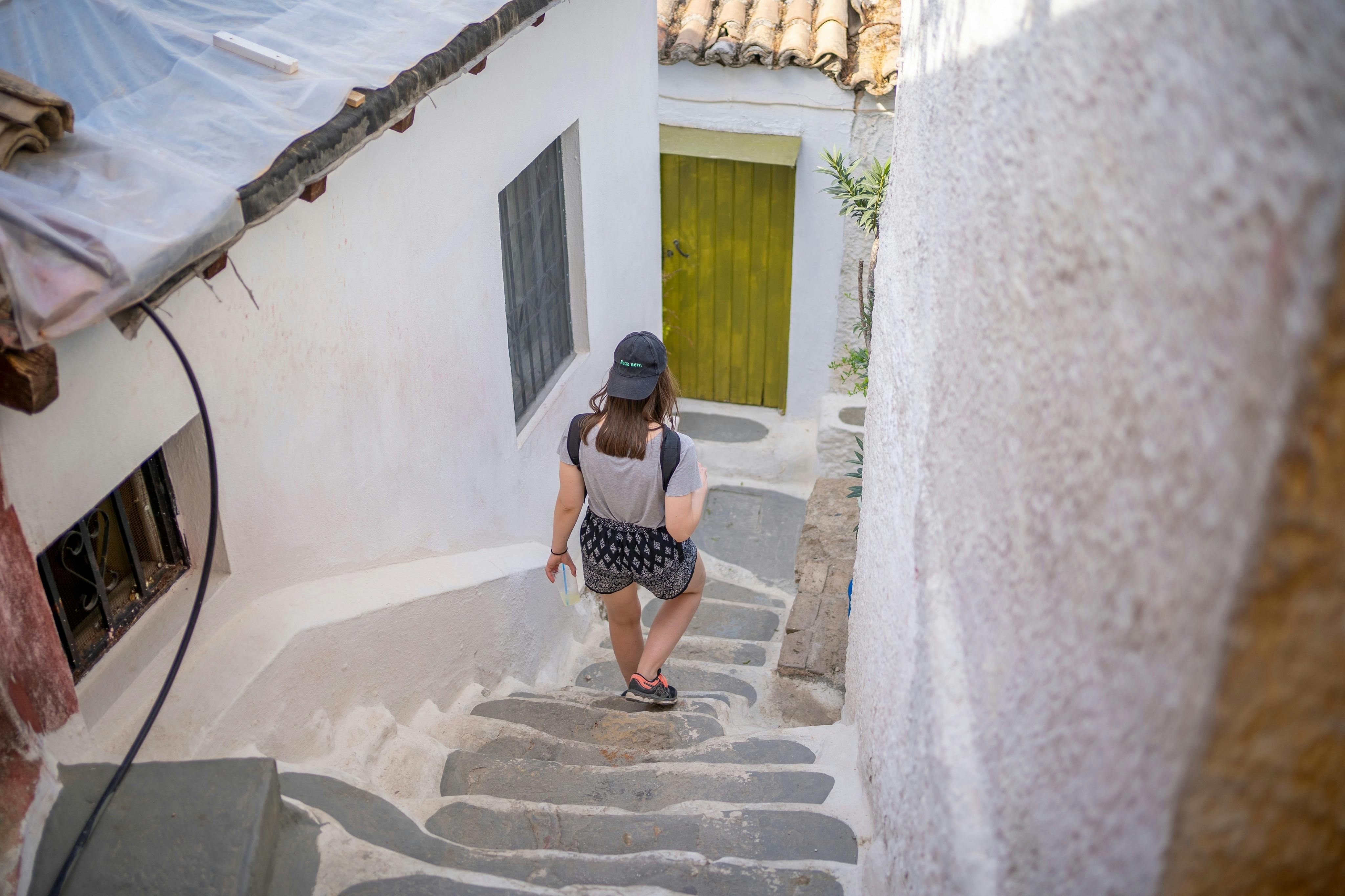 Ένας επισκέπτης που περιπλανιέται στα στενά δρομάκια γύρω από την Ακρόπολη.