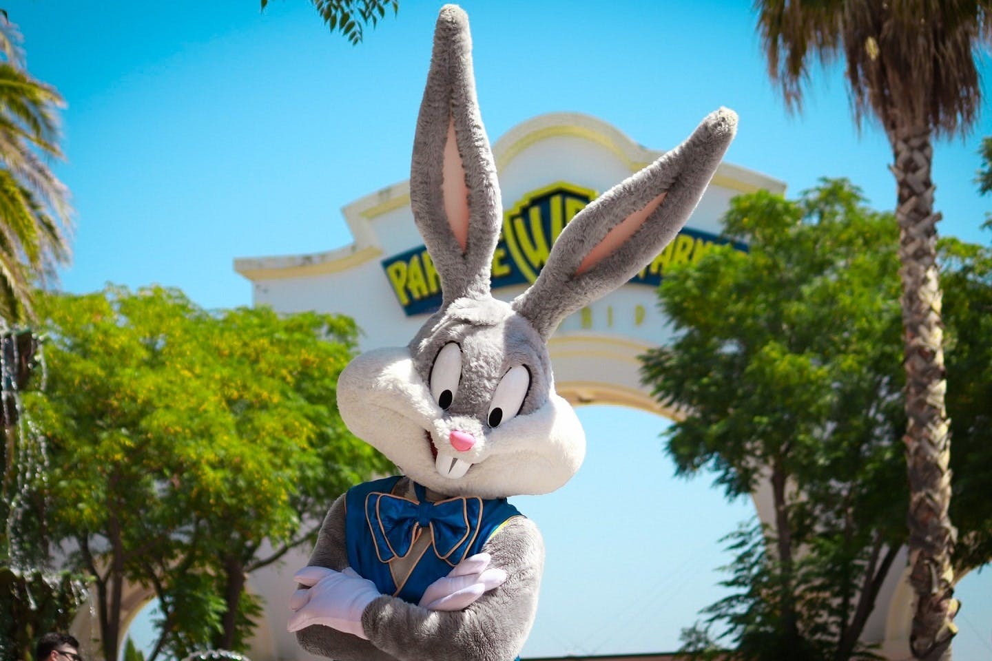 Χαρακτήρες Looney Tunes στην είσοδο