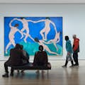 Odwiedzający oglądający obraz Matisse 'a w MoMA w Nowym Jorku