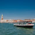 De Venetiaanse eco-boot die de lagune oversteekt