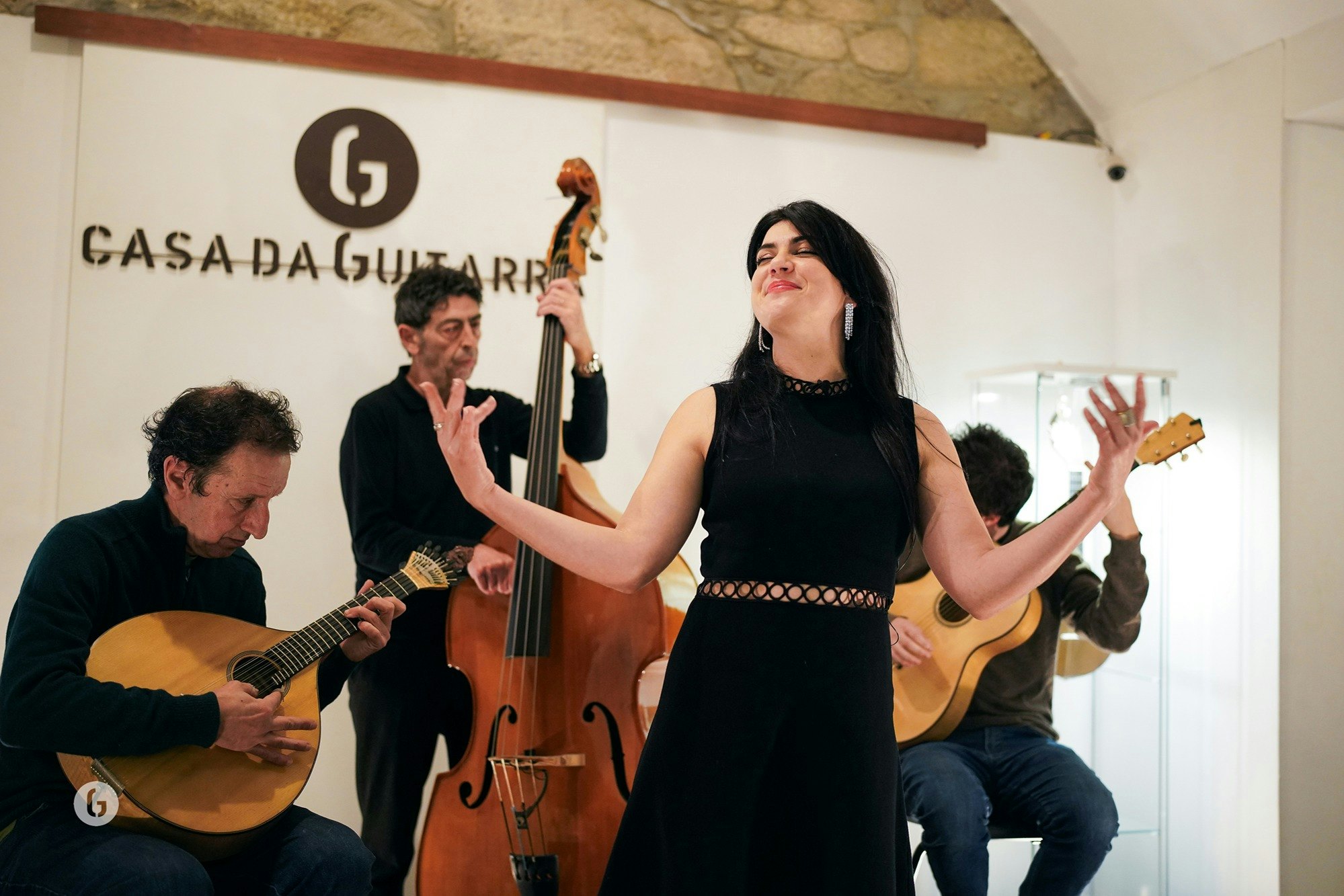 Porto: Fado Concert in Casa da Guitarra with Port Wine