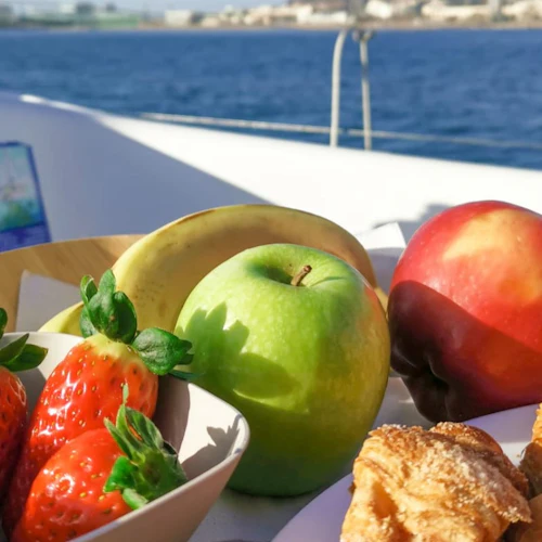 Barcelona: Passeio de barco de 2 horas ao nascer do sol + bebidas e lanches - Photo 4