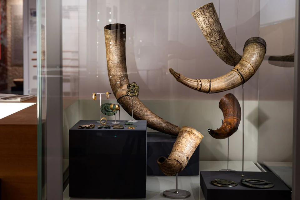 Carved drinking horns.