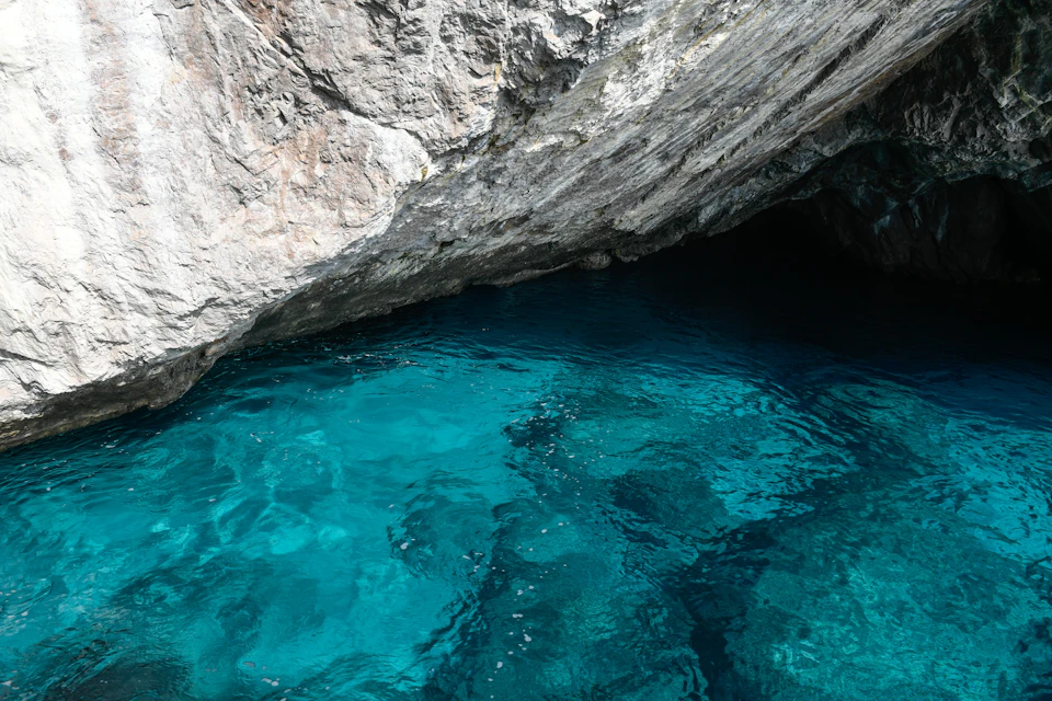 Crystal clear waters near the small caves, accessible only on board the Capri gozzi