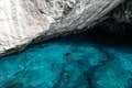Kristalhelder water bij de kleine grotten, alleen toegankelijk aan boord van de Capri gozzi