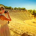 Un invité prend une photo au théâtre antique d'Epidaure.