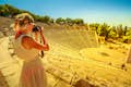 Ein Gast macht ein Foto im antiken Theater von Epidaurus.