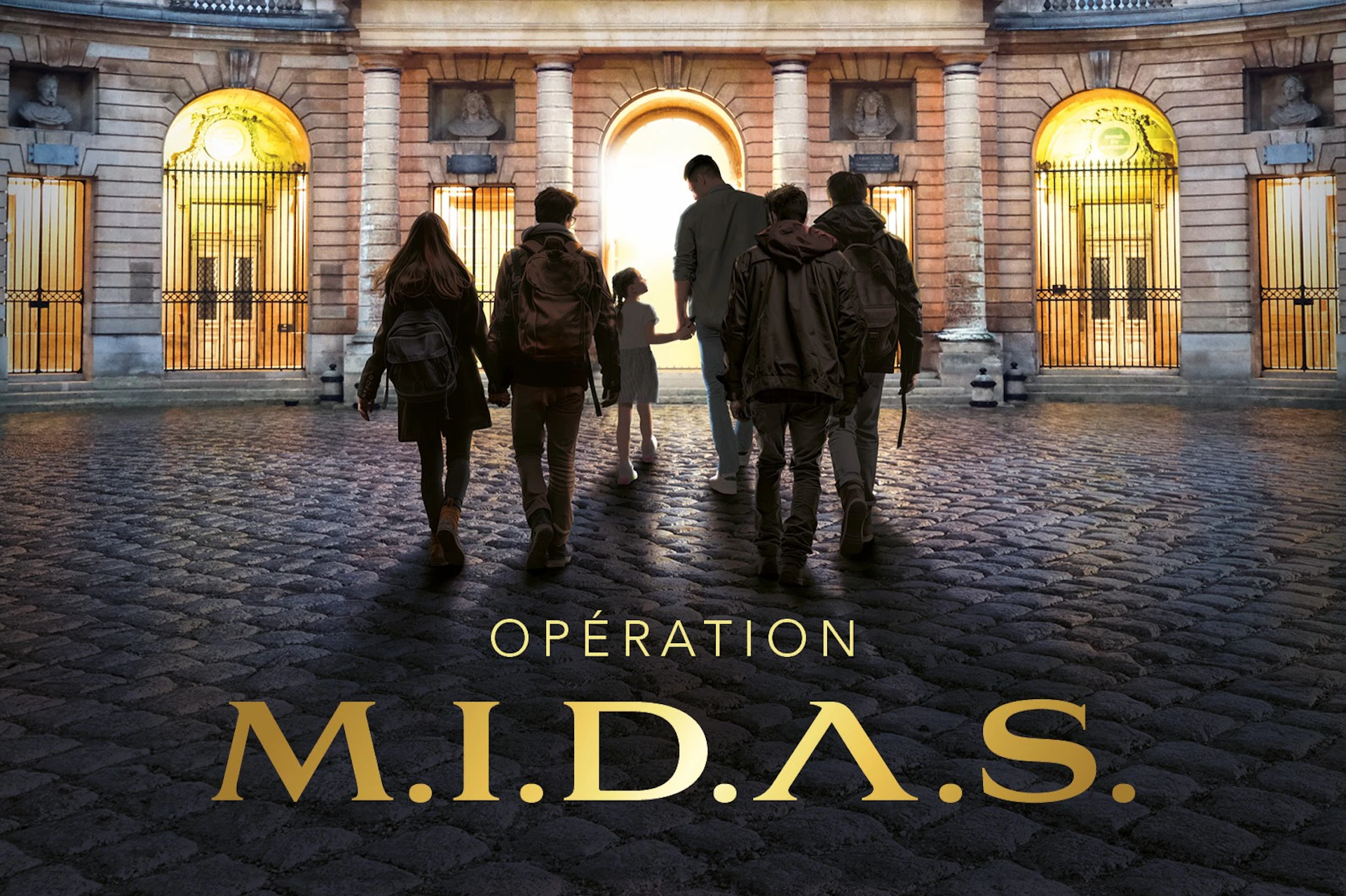 Five people, including a child, walk together toward a lit archway in a cobblestone courtyard. Text reads 'Opération M.I.D.A.S.'
