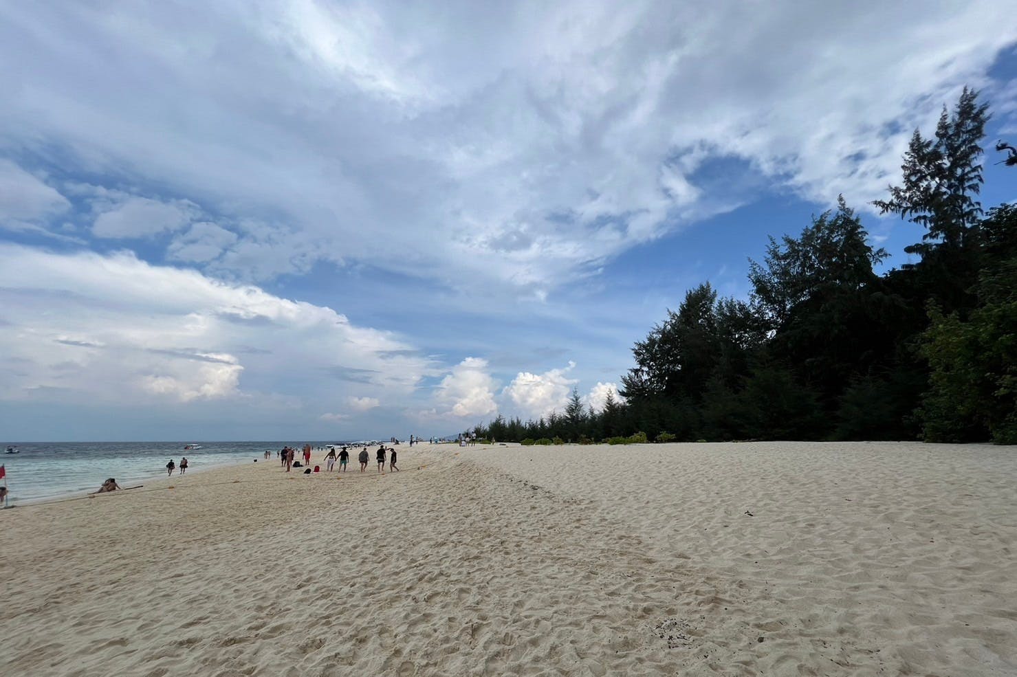 Profitez de la plage de Bamboo Island pour vous détendre.