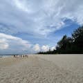 在竹岛的海滩上享受和放松。
