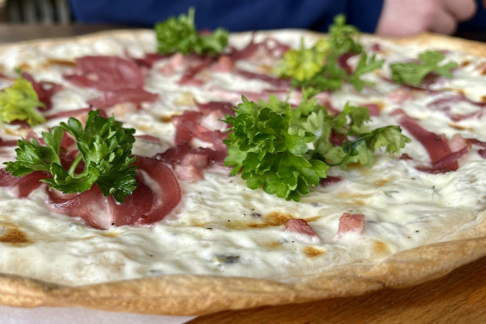 Flammkuchen eller tarte flambée - sprødt fladbrød