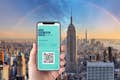 изображение смартфона с пропуском в Нью-Йорк, а также Эмпайр-стейт-билдинг и Нью-Йорк на заднем плане