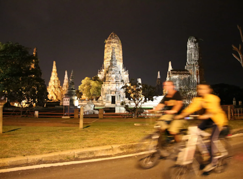 Ayutthaya: Sunset Bike Tour with Meal + Boat Crossing