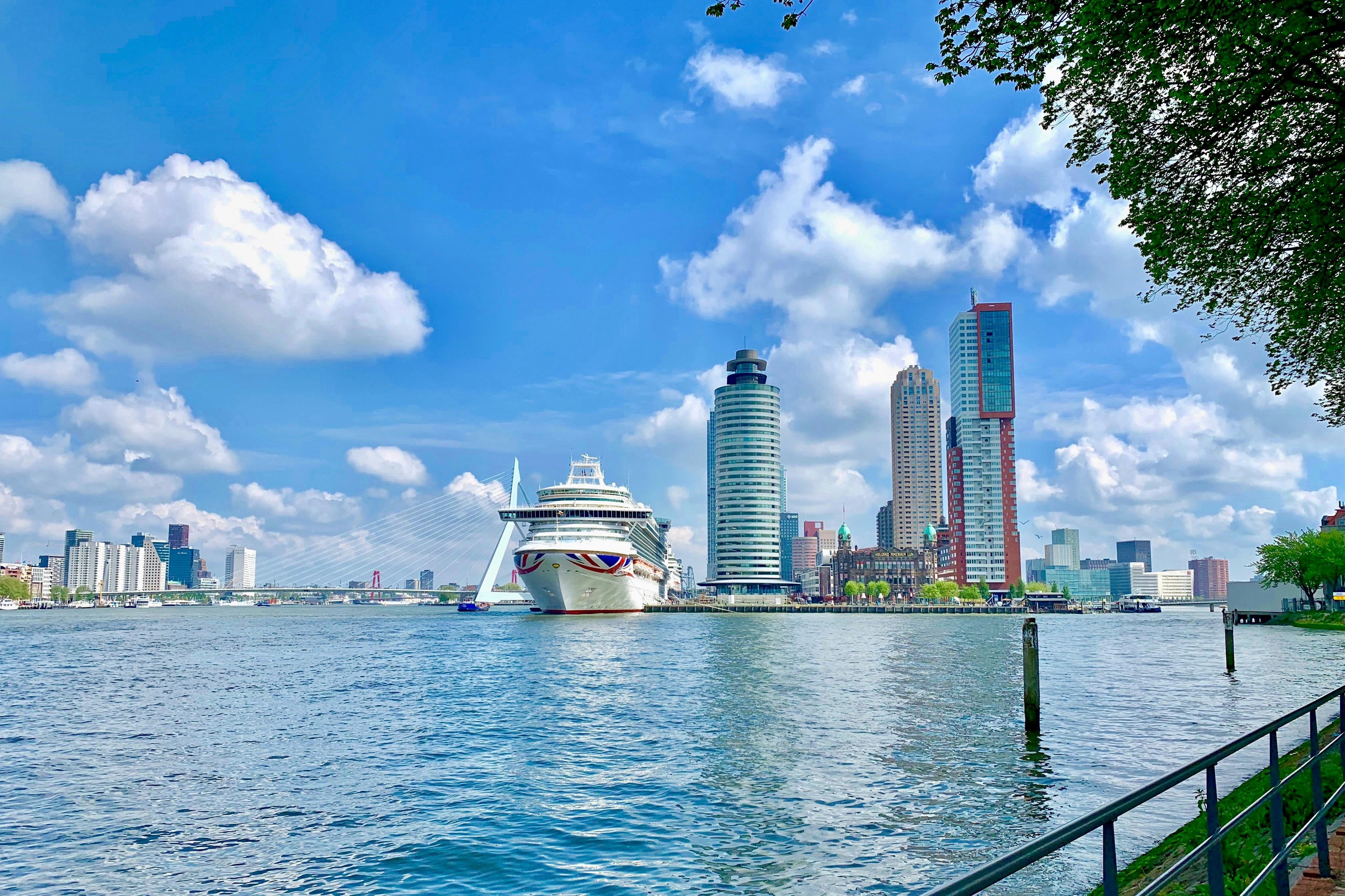 Kop van Zuid s výletní lodí