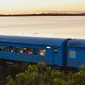 Genießen Sie die Aussicht auf die Swan Bay, während Sie stilvoll im Q Train speisen.
