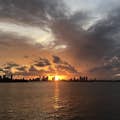 Quando o sol se põe, Miami se transforma em uma silhueta cativante, com seu icônico horizonte delineado contra o céu quente.