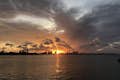 太陽が沈むにつれて、マイアミは魅惑的なシルエットに変わり、その象徴的なスカイラインが暖かい空を背景にしています。