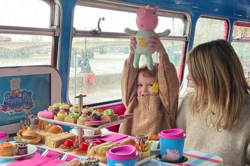 London: Peppa Pig Afternoon Tea Sightseeing Bus Tour