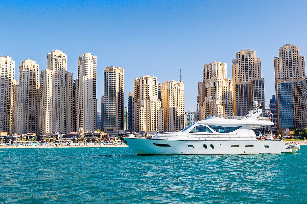 Faszinierende Ausblicke auf den Yachthafen, die einem den Atem rauben. 🌆✨ #MarinaMagic #SpectacularScenery