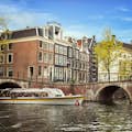 Croisière dans les canaux d'Amsterdam en passant sous un pont