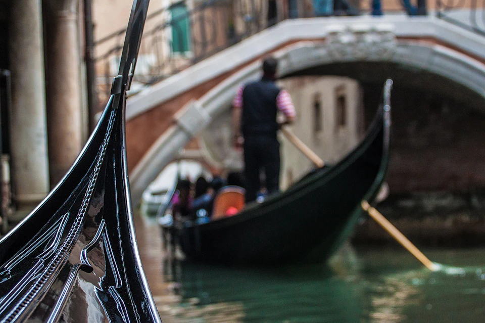 Gondola bow