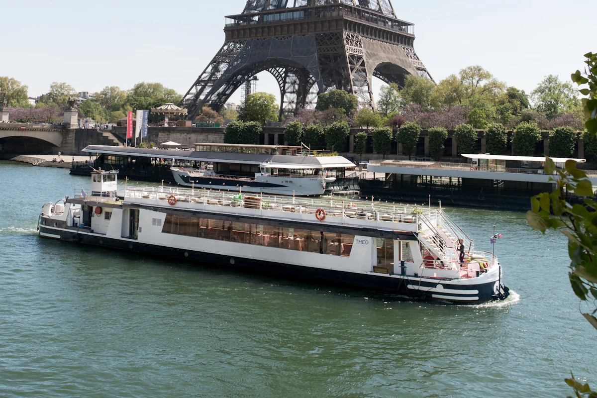 Seine River: 3-Course Italian Dinner Cruise by Trattoria