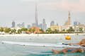 Guarda attraverso il kayak la vista del Burj Khalifa mentre fai kayak a Dubai.
