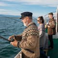 Pescadores con jerséis de lana tradicionales islandeses, pescando.