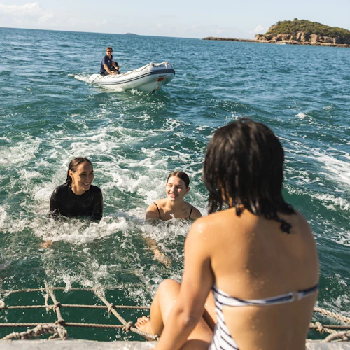 Great Keppel Island: Boat Tour + Snorkeling & Boom Netting + BBQ Lunch