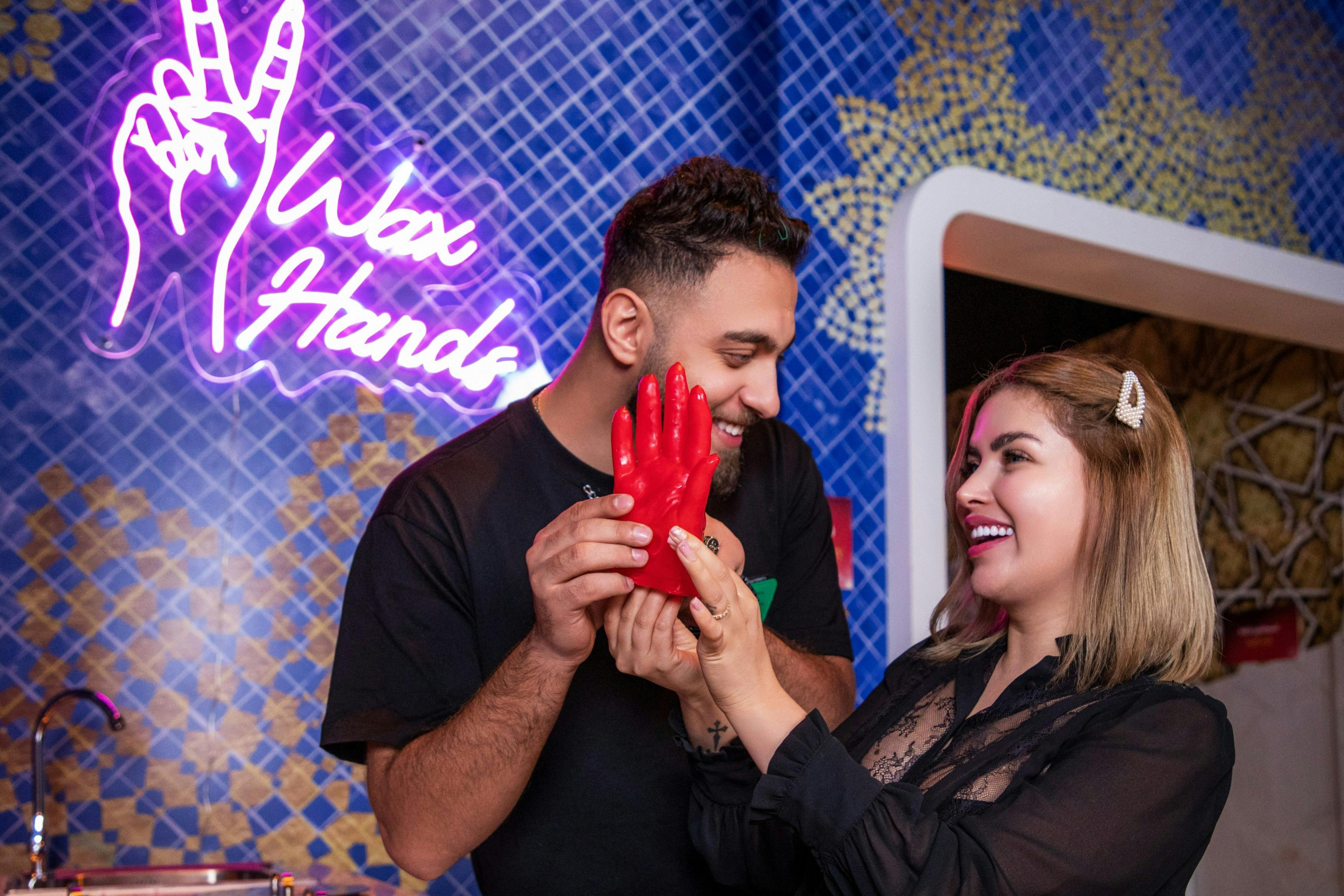 קומבו מאדאם טוסו דובאי עם יד שעווה