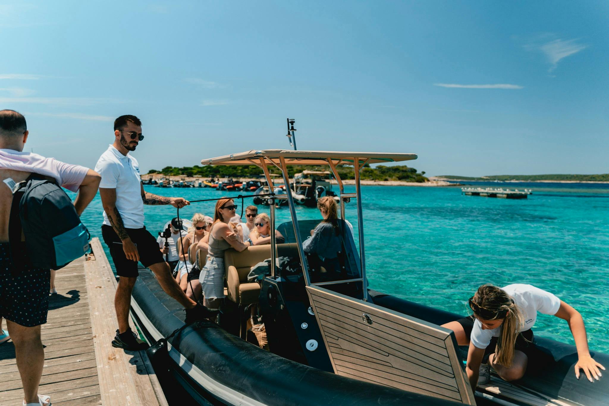 Vaixells ràpids Toto a la llacuna blava de l'illa de Budikovac