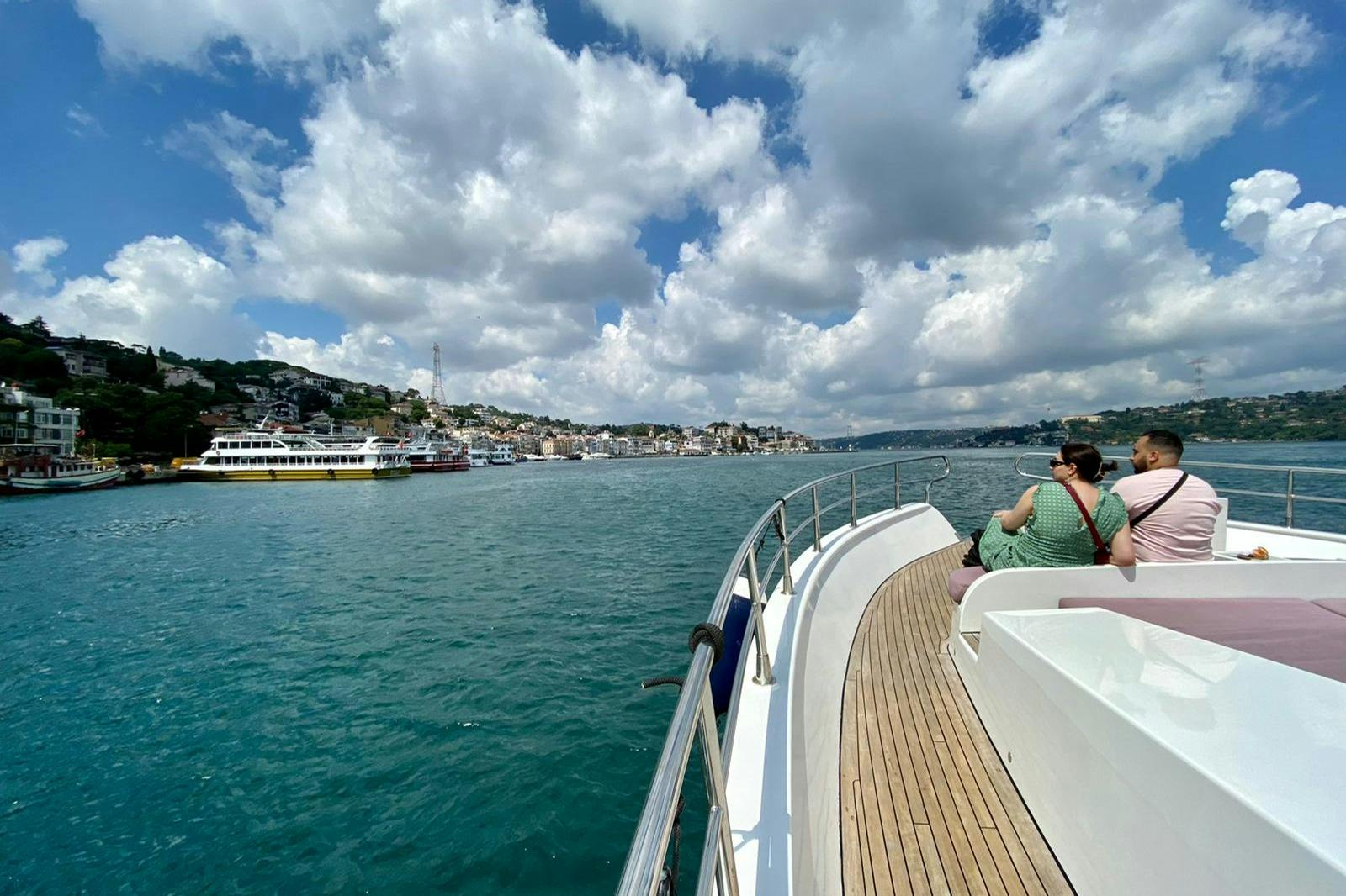 Crociera turistica sul Bosforo con uno yacht di lusso