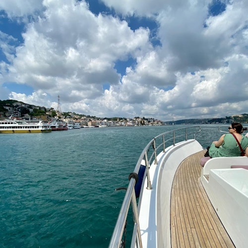 イスタンブール：ボスポラス海峡クルーズ2.5時間コースとアジアの海岸へのストップオーバー(即日発券)